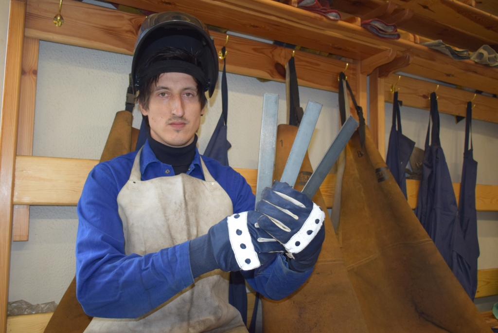 Praktiskajā eksāmena daļā bija jāsametina trīs šādas plāksnītes.