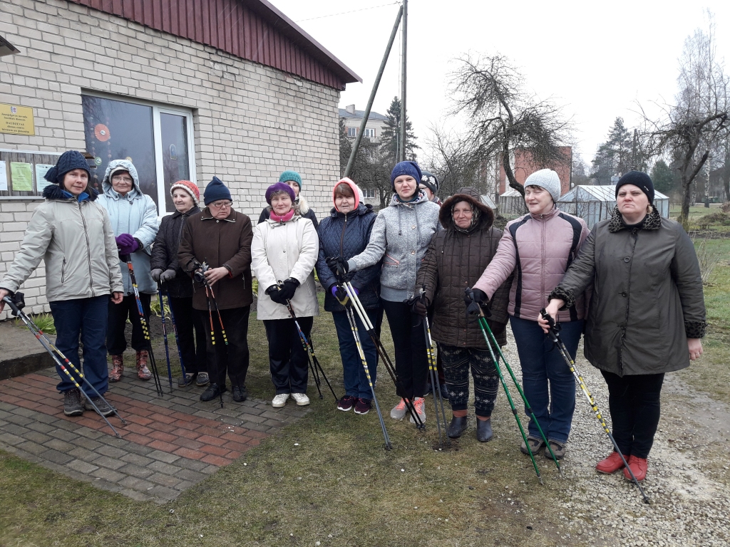 PIRMAJĀ NŪJOŠANAS NODARBĪBĀ Daudzeses pagastā piedalījās daudz interesentu, nodarbību vadīja Zigrīda Sprukte (no kreisās).
Autors: Anita Kleimane