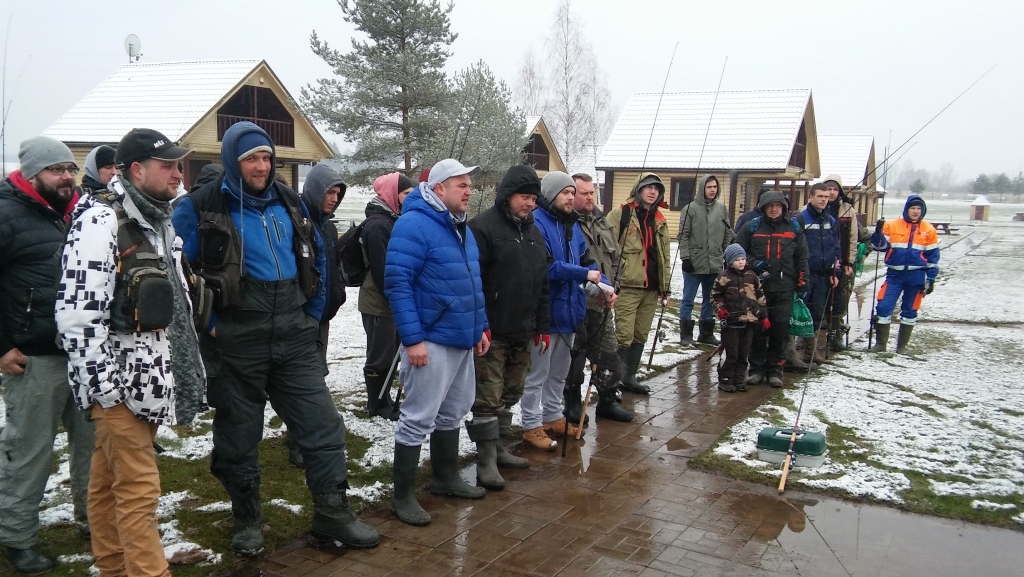SACENSĪBU DALĪBNIEKI. Šogad sacensībās piedalījās 62 makšķernieki, bet gribētāju bija krietni vairāk. Sacensību organizatori sola nākamajās sacensībās dalībnieku skaitu palielināt līdz 80.
Autors: Agris Rāgs