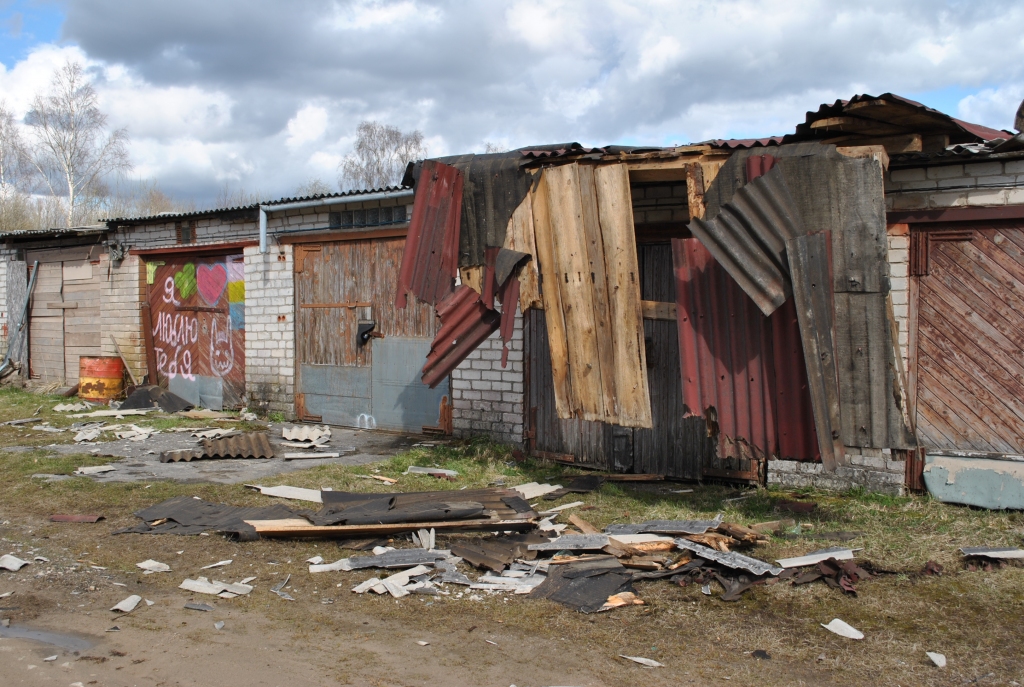 Remontbrigādes vīri atklāja, ka vējš, kas te visdrīzāk plosījies, kādai garāžai ne tikai norāvis jumta segumu, bet izrāvis arī rokas resnuma baļķēnus, kas izmantoti kā jumta sijas.
Autors: Guna Skaistkalne