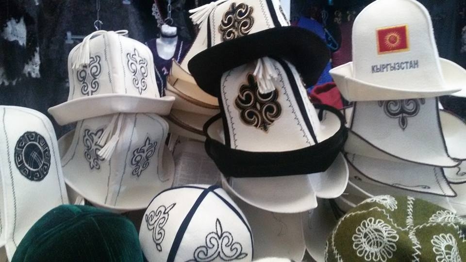 Kirgīzu suvenīrs. Biškekas tirgū pārdevēji piedāvāja daudz dažādu nieciņu — īpaši plaša izvēle bija cepurēm.
Autors: no ceļotāju albuma