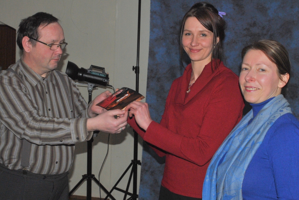 Darbs ar klientu. Irēna un Andris Romanovski jauno pakalpojumu piedāvā  staburadzietei Anitai Dālderei.
Autors: Imants Kaziļuns