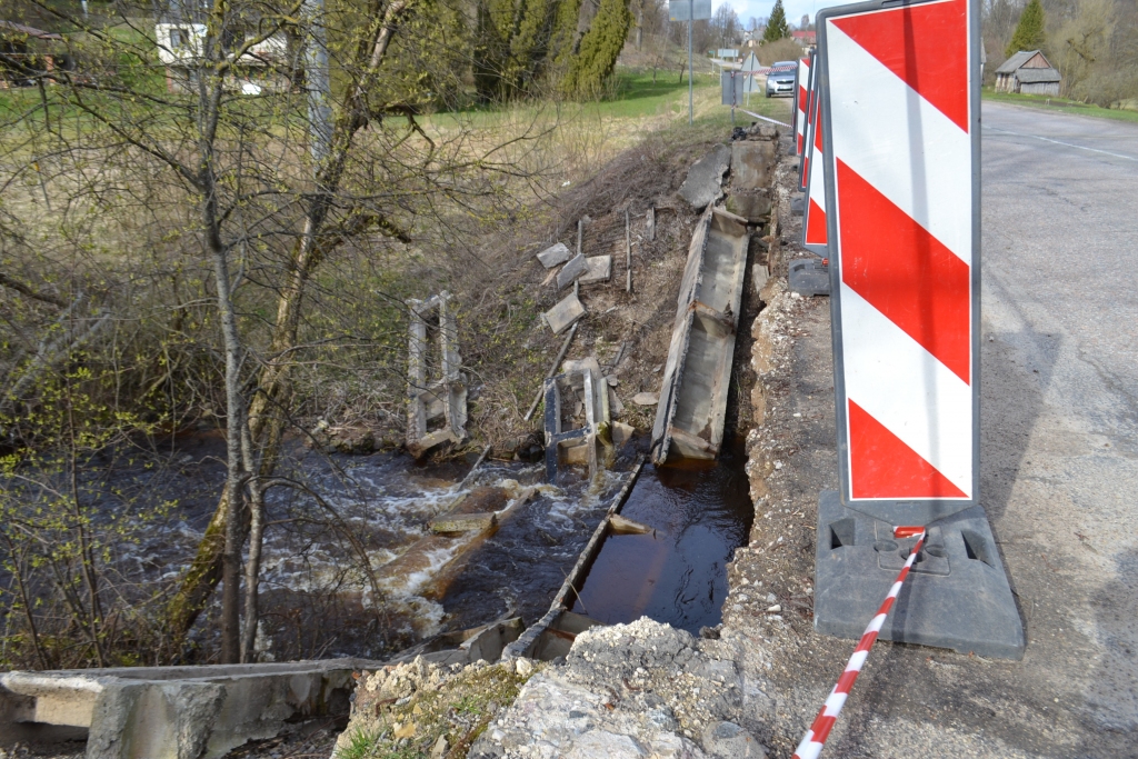 Nobrūk tilta mala. Pagājušajā nedēļā tilta pār Maizīti Skrīveros malas norobežoja vertikālie ceļa apzīmējumi un sarkanbaltās lentes. Šonedēļ jau novietoti norobežojošie betona bloki. Nobrukusī ietve un margas mētājas upē un tās krastos.
Autors: Guna Skaistkalne