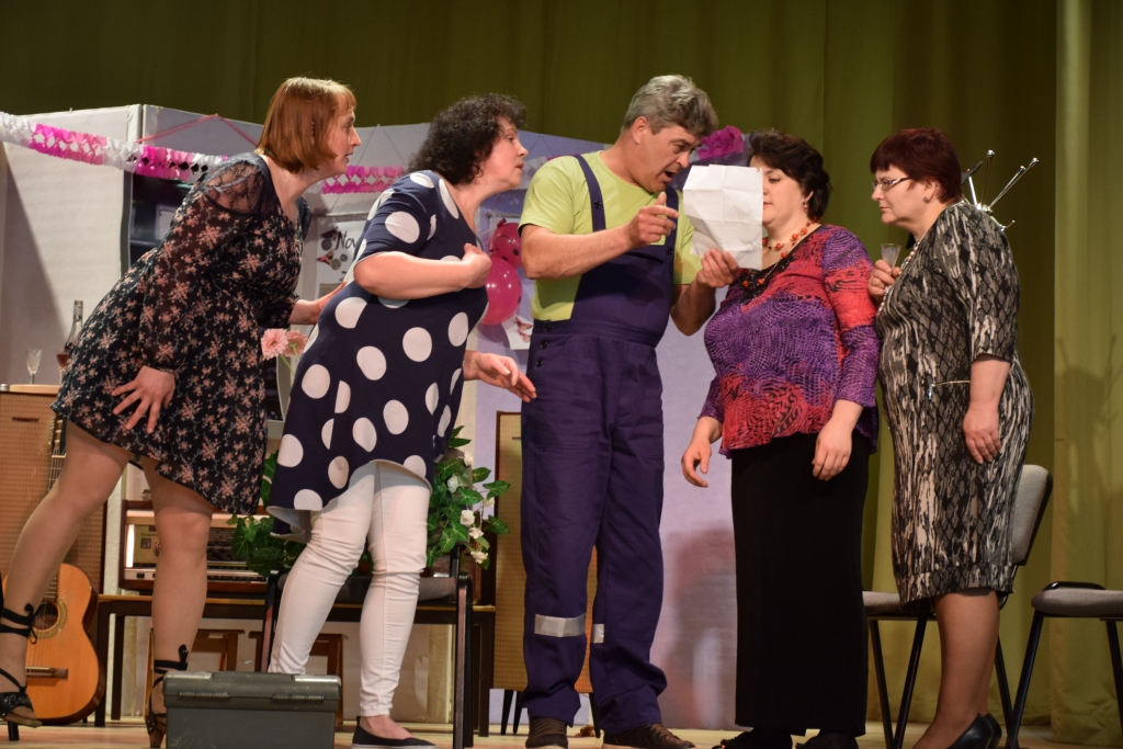 Pēkšņi ieradās santehniķis. Liels misēklis, gatavojot “Dāvanu tantei”, Staburaga pagasta teātra izpildījumā.
Autors: Imants Kaziļuns