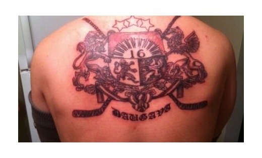 ĢERBONIS rotā hokejista Kaspara Daugaviņa muguru.
Autors: no personīgā albuma