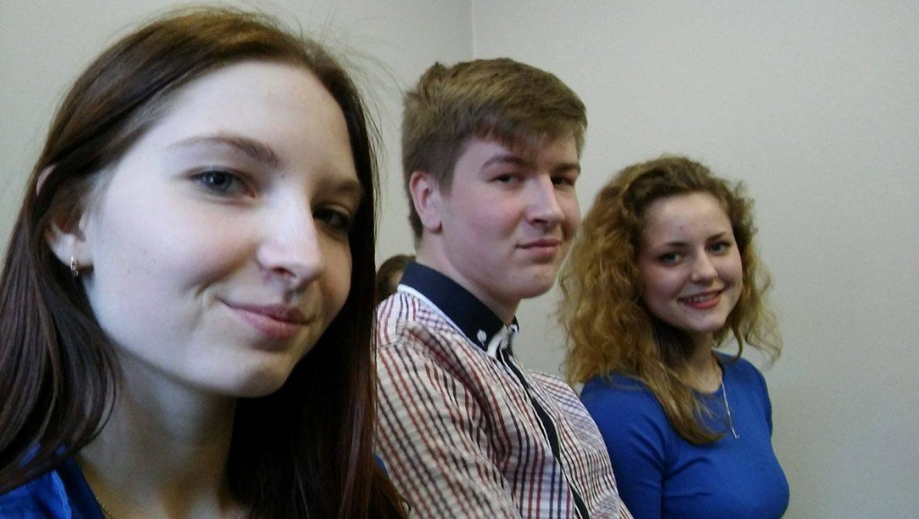 RUNĀ LATVISKI! Savos darbos aicina A. Upīša Skrīveru vidusskolas audzēkņi Anastasija Meņšova (no kreisās), Reinis Eiduks un Ilva Lāce.
Autors: Santa Krasovska