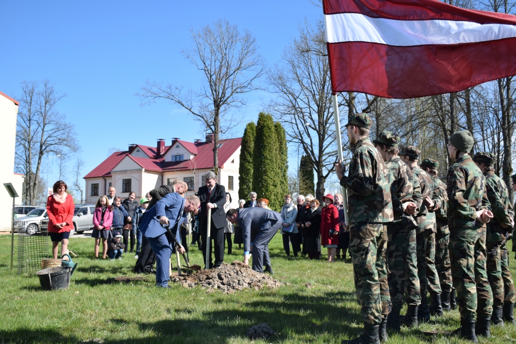 Darbs rit, skanot dziesmām. Sanākušajiem dziedot tautasdziesmas, Kurmenes zemē gulst simtgades ozola saknes.
Autors: Imants Kaziļuns
