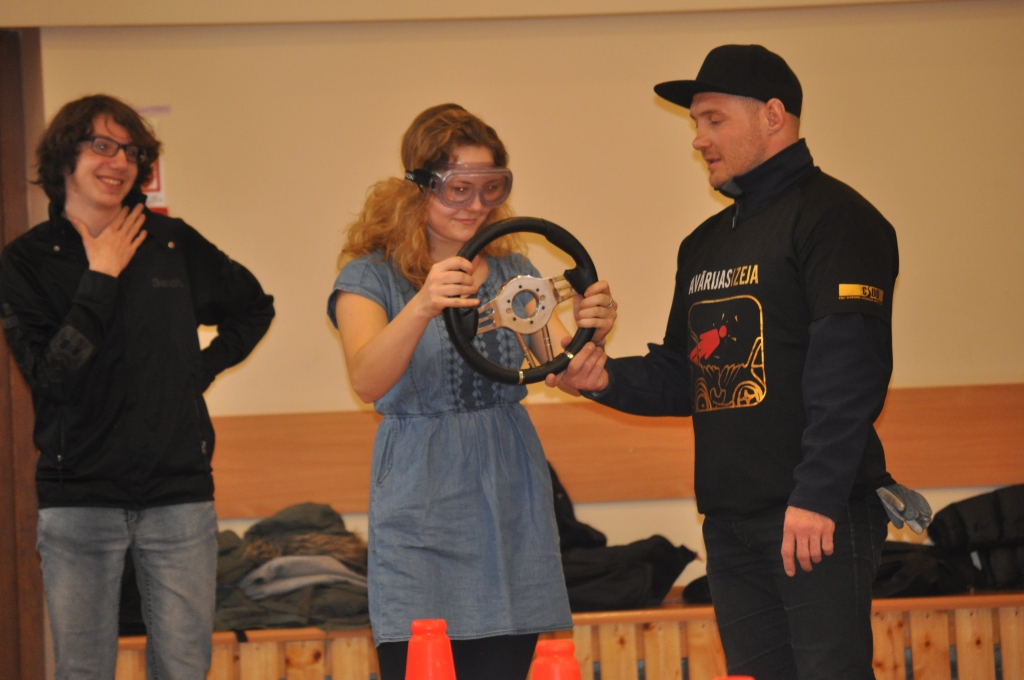 PIE AUTO STŪRES ar alkohola reibumu imitējošām brillēm skrīveriete Ilva Lāce, no labās — instruktors Ivars Drupa.
Autors: Elita Brovacka