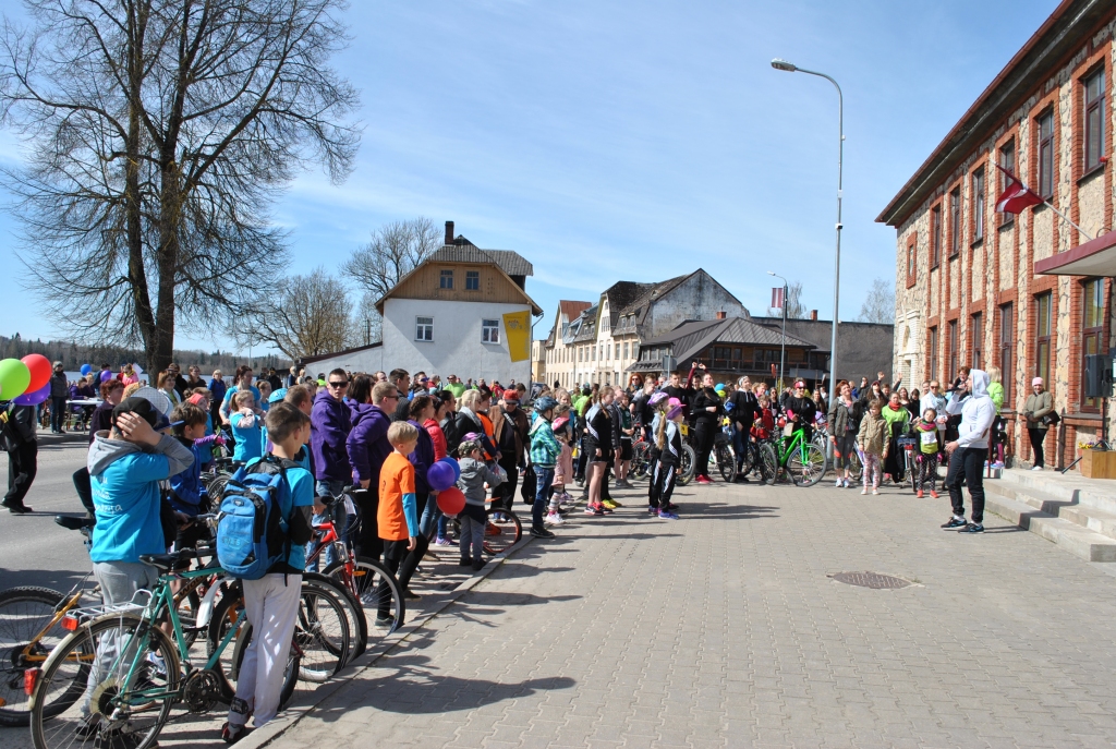 SPORTOJAM. Neliela izvingrošanās pirms sacensībām  kopā ar  pasākuma vadītāju mūziķi pļaviņieti Andri Zenoviču, kura skatuves vārds ir Melikols.
Autors: Sandra Pumpure