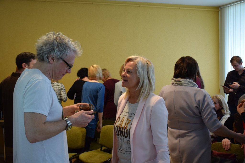 Aprunāties klātienē. Aizkraukliete Sanita Millere izmanto izdevību uzdot jautājumu Paulam Timrotam.
Autors: Imants Kaziļuns