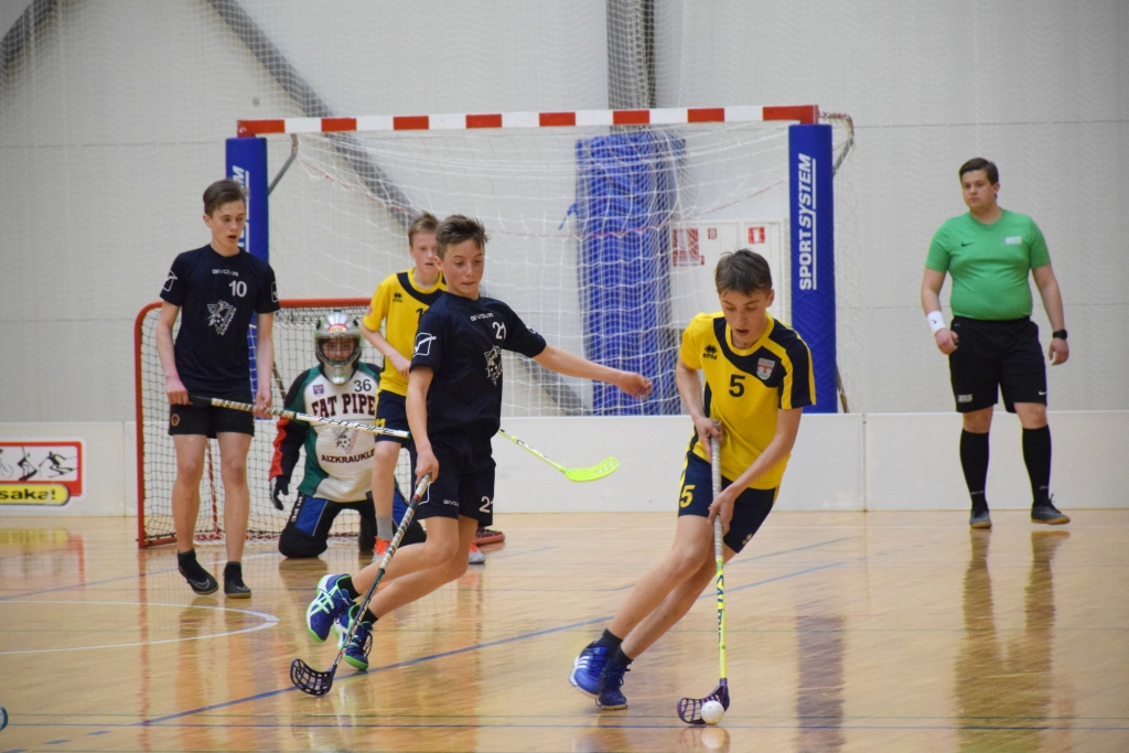 Komandas darbs. Vienība “ANV Aizkraukle” pusfinālā pārspēja Kuldīgas florbolistus un tagad gatavojas cīņai par augstākā kaluma medaļām.
Autors: Viesturs Kaktiņš