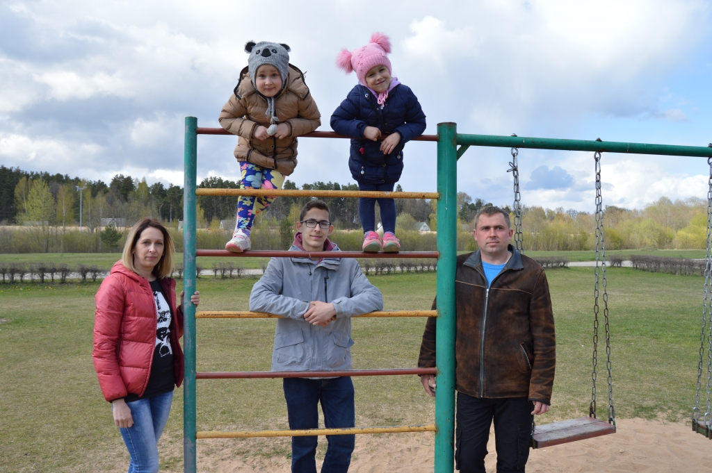 KOPĀ. Kotoviču ģimene viens otru atbalsta, lai ikdienā visu varētu pagūt paveikt.
Autors: Sandra Pumpure