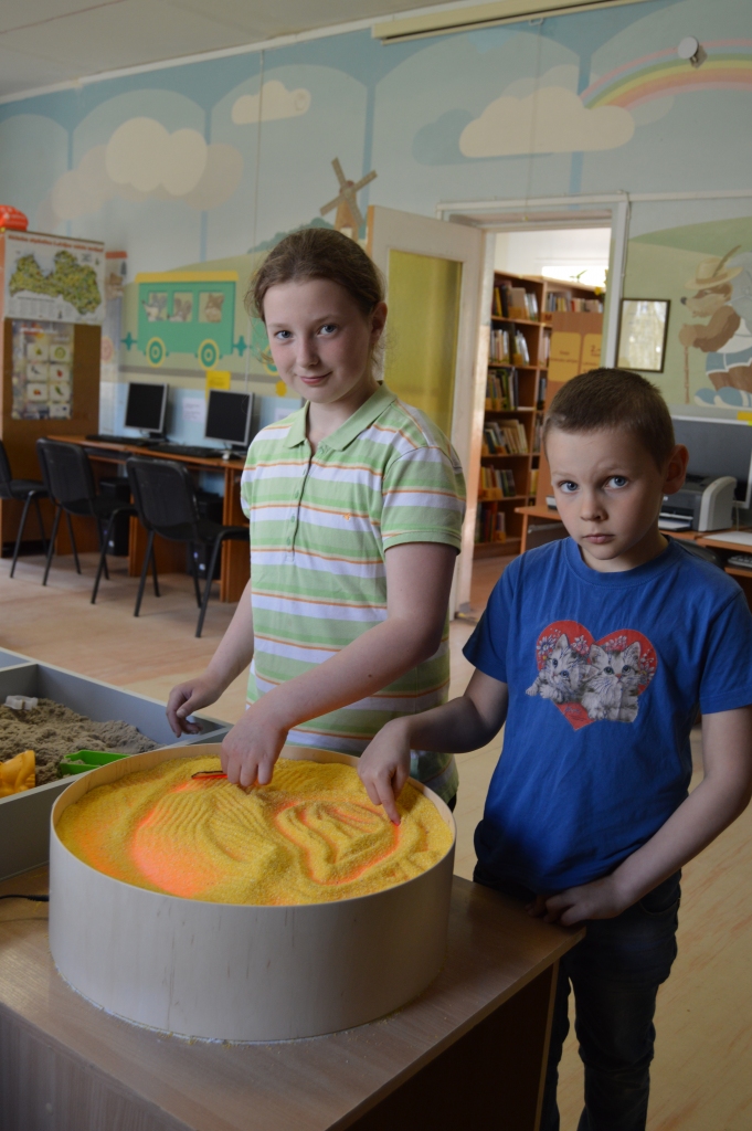 INTERESANTI. Smilšu lampa piesaistījusi bibliotēkas apmeklētājus Katrīnu un Sandi.
Autors: Sandra Pumpure