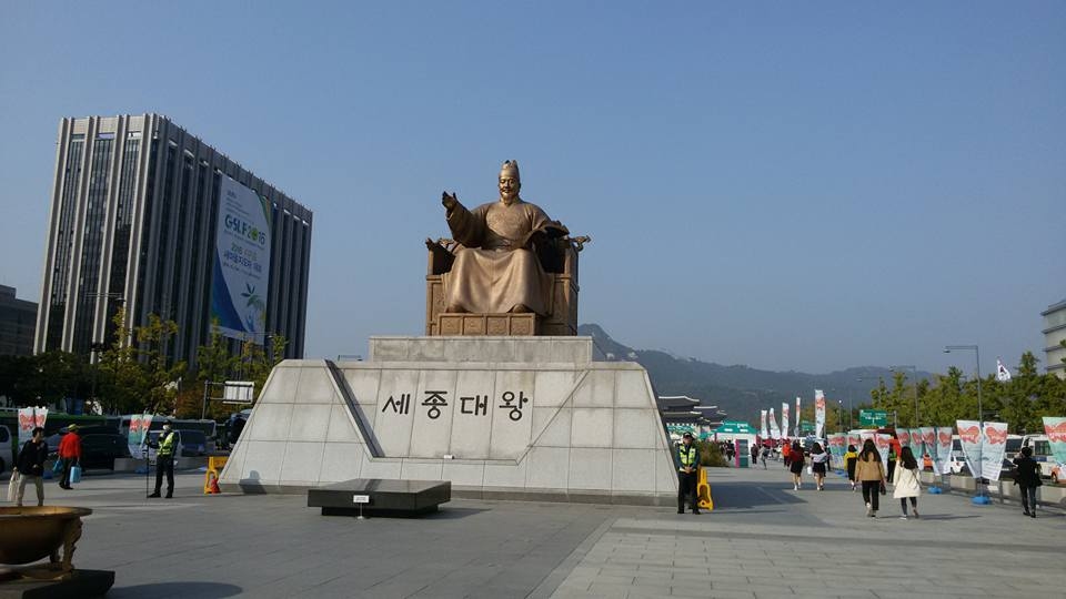 Seulas galvenajā laukumā redzami pieminekļi, kuros atveidoti  svarīgākie  korejiešu  vīri.
Autors: no ceļotāju albuma