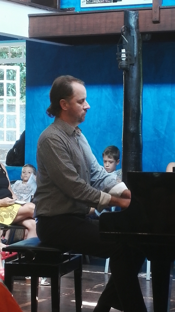 Februāra vidū klavierkoncertā “Carlos Gomes” konservatorijā Kampīnas pilsētā, Brazīlijā, Paulo Steinbergs brazīliešus iepazīstināja ar Eiropas komponistu mūziku.