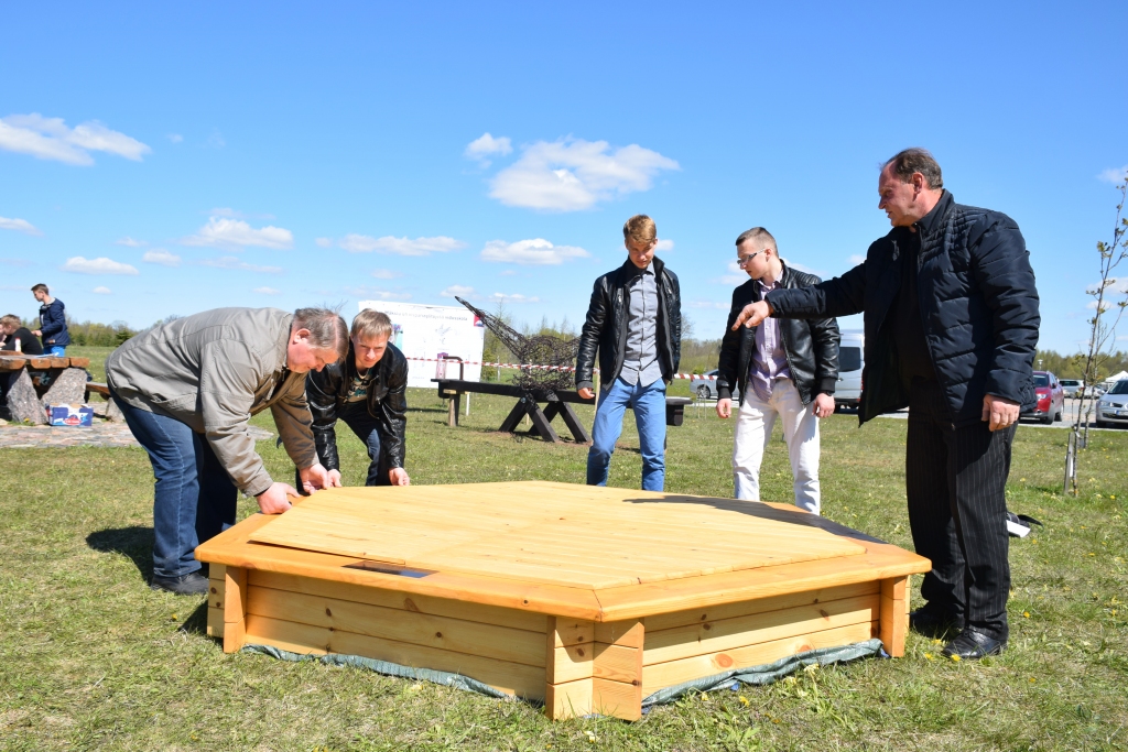 Aizkraukles Profesionālās vidusskolas komanda. Skolotājs Dainis Reinholds (no kreisās), būvizstrādājumu galdnieku kursa audzēkņi Lauris Rimša, Aldis Korņejevs, Rolands Ralfs Tērauds un skolotājs Māris Rukmanis.
Autors: Imants Kaziļuns
