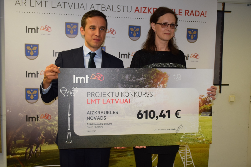 IERĪKOS ATTĪSTOŠO SPĒĻU LAUKUMU. LMT viceprezidents mārketinga un biznesa attīstības jautājumos un valdes loceklis Ingmārs Pūķis Aiz­kraukles novada vidusskolas direktora vietniecei un projekta rakstītājai Žannai Murahinai pasniedzis čeku par 610,41 eiro attīstošo spēļu laukuma ierīkošanai.
Autors: Guna Mikasenoka