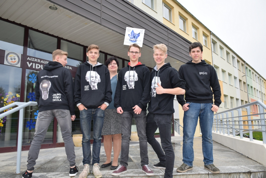 Arvis Maiželis  (no kreisās),  Igors Riekstiņš, skolotāja Ludmila Belogrudova, Roberts Andžāns, Kristers Kokars un Mārtiņš Klevs.