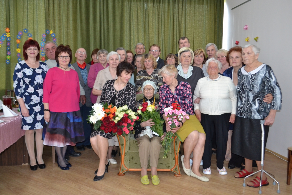 Zelma Ciska un viņas sveicēju pulks. “Priecāsimies par katru pavasari, kuru sagaidīsiet kopā ar mums!”
Autors: Imants Kaziļuns