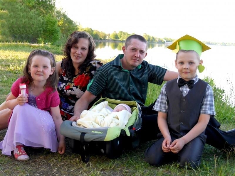 VISA ĢIMENE KOPĀ dēla Sanda bērnudārza izlaidumā.
Autors: no ģimenes albuma