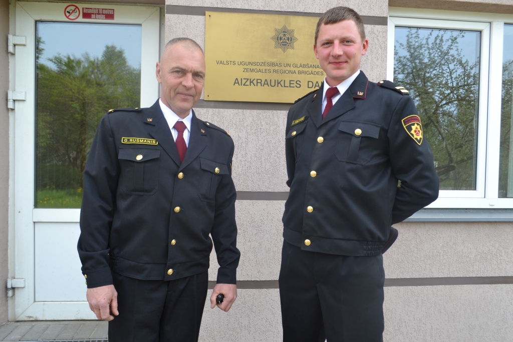 Apbalvojums PAR LABU DARBU. VUGD apbalvojumu saņēma Aiz­kraukles daļas ugunsdzēsējs glābējs — autovadītājs Guntis Rušmanis (no kreisās) un Aizkraukles daļas vada komandiera vietnieks Artūrs Ciematnieks.
Autors: Guna Mikasenoka