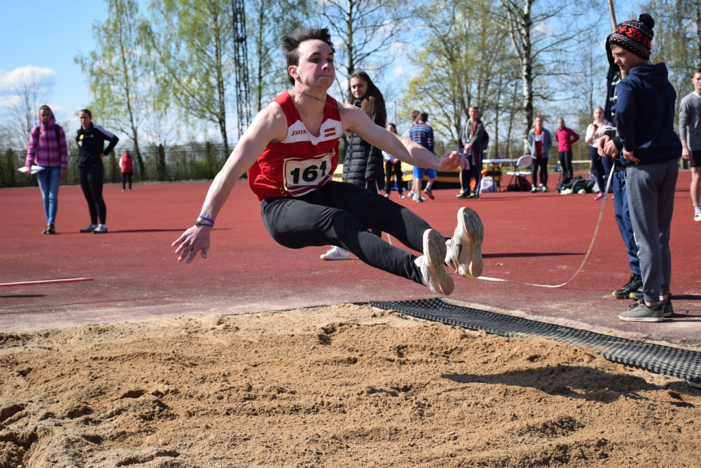 Armands Aivis Gorbačovs, Neretas Jāņa Jaunsudrabiņa vidusskolas audzēknis, sacensībās izcīnīja vairākas godalgas — trīssoļlēkšanā zeltu, tāllēkšanā sudrabu.