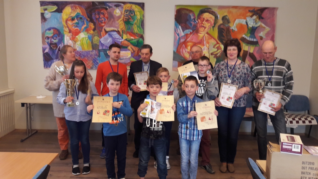 Skrīveru ceļojošo kausu izcīņas 82. turnīra godalgoto vietu ieguvēji.
Autors: autores