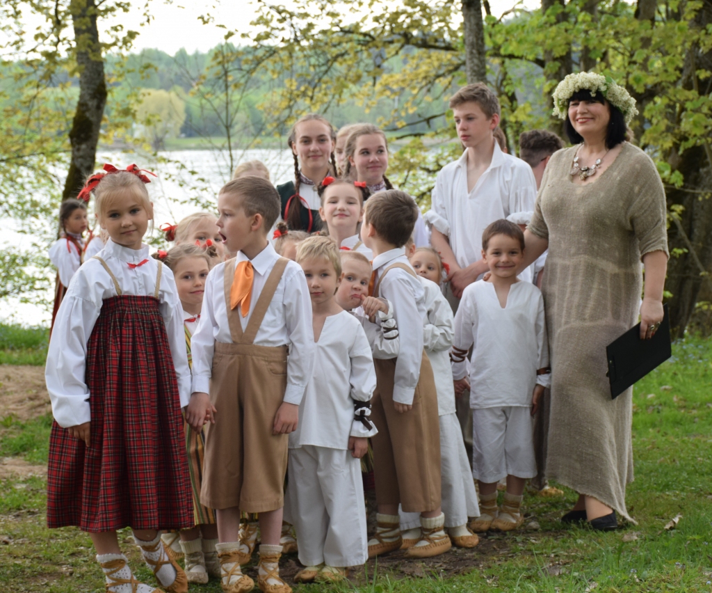 “KODOLIŅA” mazie un lielie dejotāji koncertam gatavi. No labās — kolektīva vadītāja un svētku režisore Gunita Krievāne.