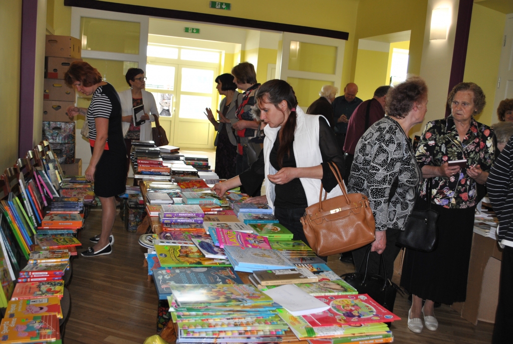 GRĀMATAS JOPROJĀM CIEŅĀ. Pļaviņieši ar interesi aplūkoja jaunāko piedāvājumu.