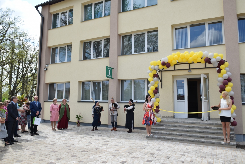 Atklāšanas dienā. Apsveicēji pulcējas pie Kokneses tūrisma centra jaunās mājvietas. Šajā ēkā izvietota arī bibliotēka, SIA “Kokneses komunālie pakalpojumi” un pasts.
Autors: Līga Patmalniece