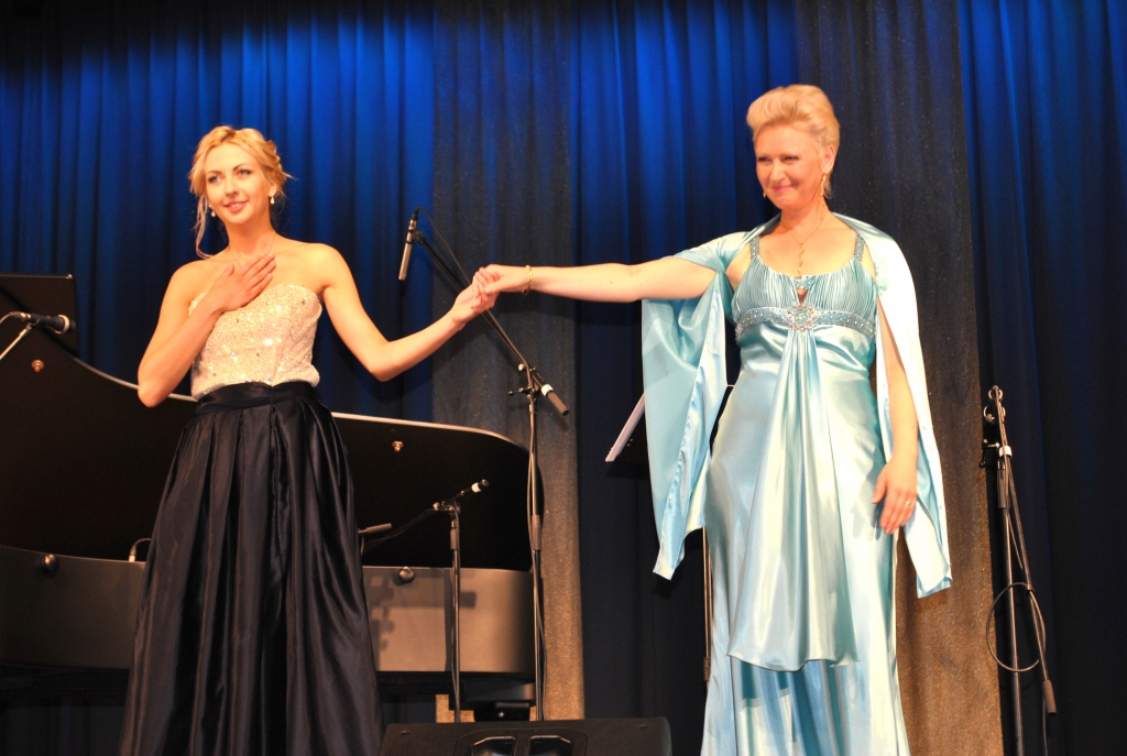 Alise Zinovjeva (no labās) koncertā Aizkrauklē 2016. gada 1. jūlijā.
Autors: no 