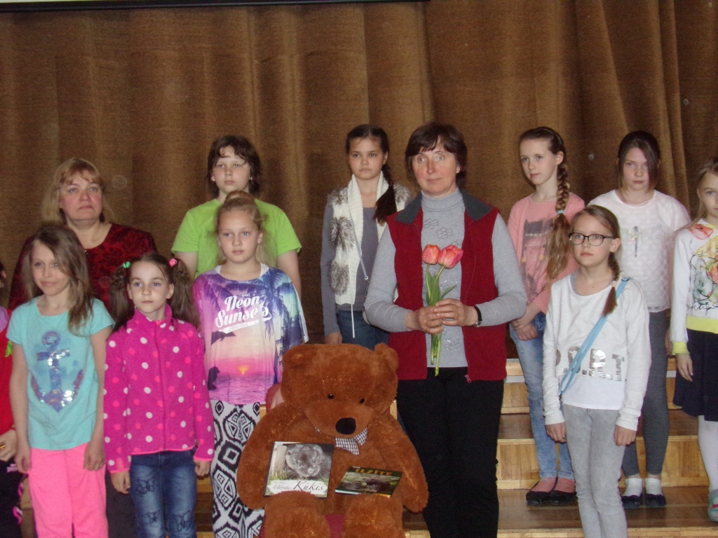 Velga Vītola kopā ar Aizkraukles novada vidusskolas 2.—3. klases grāmatu draugiem.
Autors: Iveta Skaba