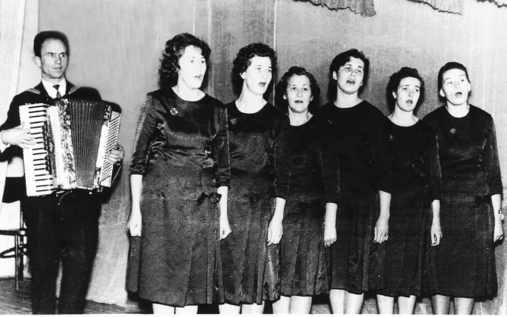 GOSTIŅU LAKSTĪGALAS — tā savulaik dēvēja Gostiņu skolotāju ansambli (ar akordeonu Ēvalds Stērstiņš). Tagad viņas bija starp pasākuma dalībniekiem.
Autors: Kazimira Daņiļeviča foto no Aijas Zeltītes Mekšas albuma