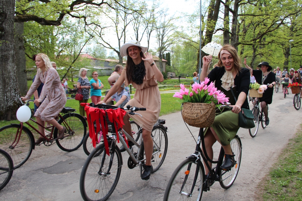 Tvīda brauciens. Titulu “Tvīda ģimene” saņēma Lejiņu saime: no labās — Anna Lejiņa, aiz viņas — Ita Lejiņa. Lejiņu saime Tvīda braucienā bija viskuplāk pārstāvētā ģimene.
Autors: no Kokneses novada domes