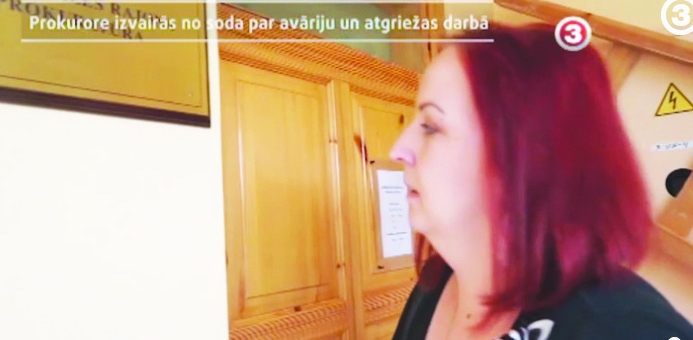 UZ JAUTĀJUMIEM NEATBILD. TV3 raidījuma “Nekā personīga” žurnāliste Ilze Jaunalksne Aizkrauklē sastapa prokurori Diānu Bebri-Kondrāti, kura devās uz darbu, taču viņa uz jautājumiem neatbildēja. Vienīgā atbilde bija: “Man jums nekas nav jāziņo!” Neatbildēti palika jautājumi “Sakiet, kāpēc jūs atteicāties atklāt, kurš sēdēja pie stūres 2015. gada 25. martā izraisītajā avārijā? Jums kā prokurorei vajadzētu atbildēt uz šādu jautājumu? Jūs rādāt cienījamu piemēru? Kādu sodu jūs saņēmāt? Kāpēc atteicāties no alkohola testa? Kāpēc mainījāt uzvārdu? Jums nekas nav sabiedrībai jāpaskaidro?”. Tikšanās beidzās ar to, ka Diāna Bebre-Kondrāte, uzkāpusi pa kāpnēm, aizvēra prokuratūras durvis.
Autors: Ekrāna attēls no TV3 raidījuma “Nekā personīga”