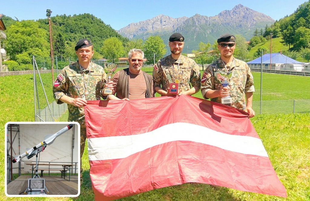 Izlūki un mērķis. Zemessardzes Aizkraukles 55. kājnieku bataljona vīri Aleksandrs Sotņikovs (no labās), Reinis Miglāns, autovadītājs, zemessargs Jānis Barons, kurš ceļu no Aizkraukles līdz Itālijas pilsētai Valbrunai veica 32 stundās, un Viktors Suraks. Ietvērumā — raķete, kuras neitralizēšana bija sacensību uzdevums.
Autors: no Aleksandra Sotņikova albuma