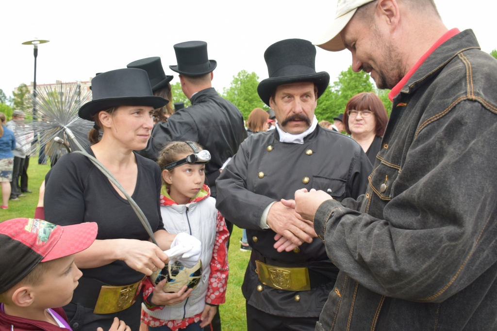 Skursteņslauķi atļāva pieskarties mundiera pogām, tādas izvilka no kabatas, kā arī dalīja  mākslinieka Jura Cepures darinātās koka veiksmes pogas, novēlot: “Tas jums! Laimei! Lai piepildās!” Vidū — Jānis Andersons.
Autors: Guna Mikasenoka