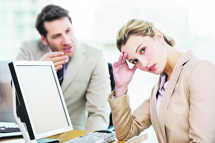 Kolēģis reizēm var ne tikai vienkārši sakaitināt tā, ka gribas kliegt un matus plēst no galvas, bet darīt to ik dienas, vienkārši sēžot blakus un daloties savos stāstos iz dzīves vai, vēl sliktāk, baumojot un aprunājot citus.
Autors: no yoylo.com