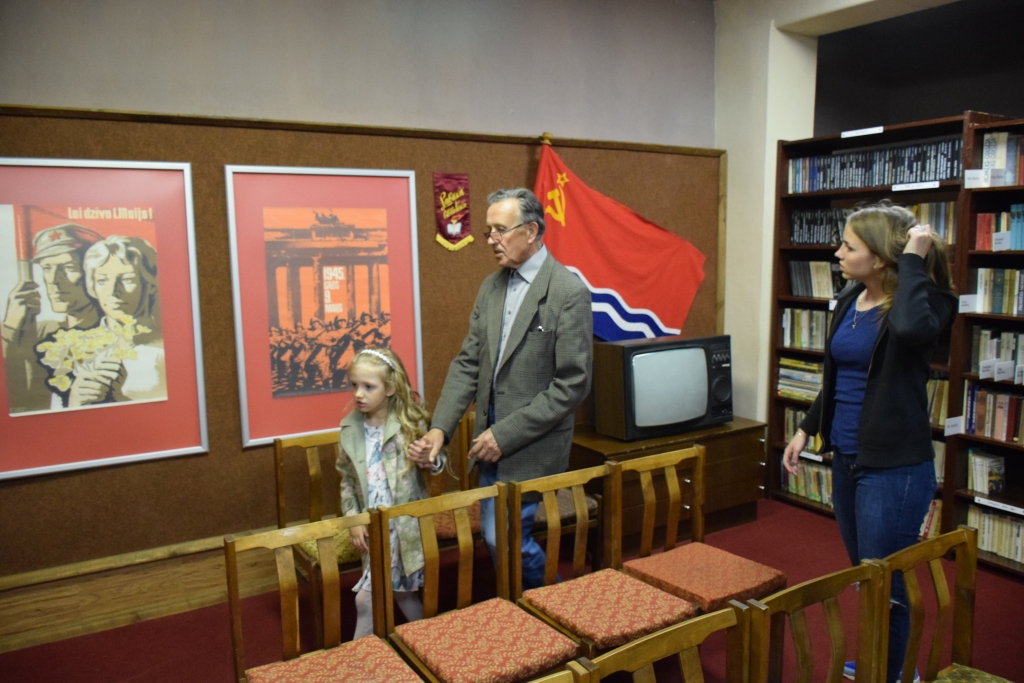 Paaudžu stāsti. Aizkrauklietis Ludvigs Šteinbergs uz ekspozīcijas “Padomju gadi” Aizkraukles pagasta kultūras namā atklāšanu paņēmis līdzi mazmeitas, lai parādītu to laiku, kādā viņš savlaik dzīvoja un kuru bērni iepazīt varēs, vien klausoties vecāku un vecvecāku nostāstos.
Autors: Imants Kaziļuns