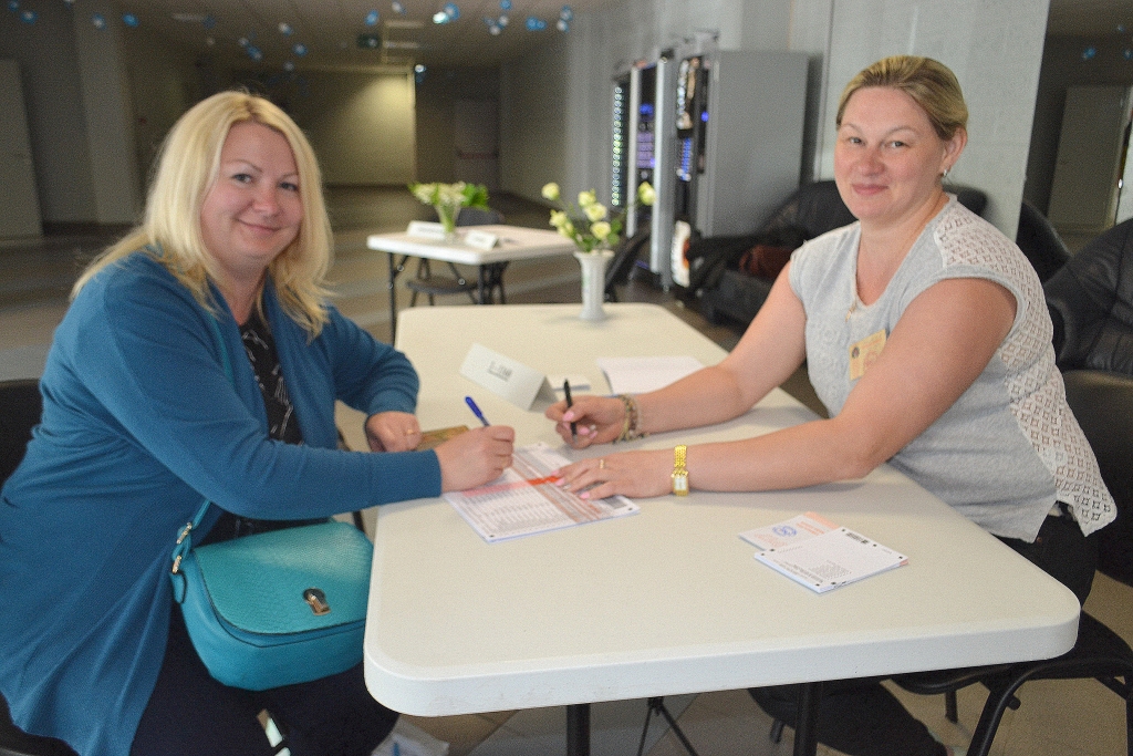 Viegla izvēle. “Par ko vēlēt, to nolēmu jau iepriekš, izdarīt izvēli bija viegli,” saka Inese Keiša. No labās — Aizkraukles vēlēšanu komisijas locekle Silvija Kripēna.
Autors: Guna Mikasenoka