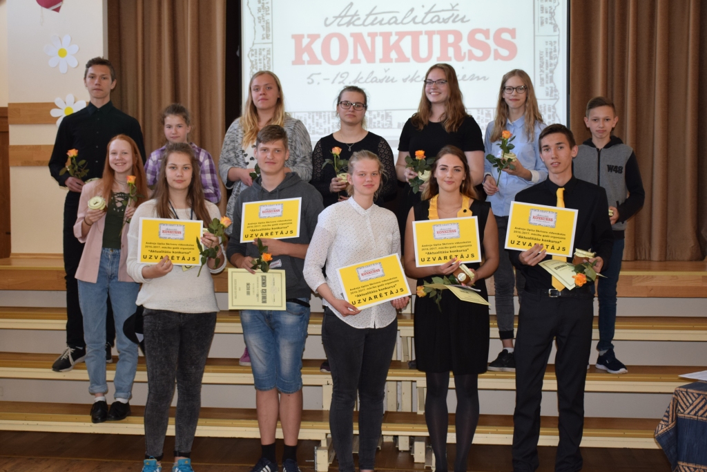 ZINOŠĀKIE JAUNIEŠI jau šonedēļ dosies uz Briseli, lai iepazītu Eiropas Parlamentu, bet konkursa līderi balvā saņēma meistarklases nodarbības darbnīcā “RaDaDa” Skrīveros.
Autors: Elita Brovacka