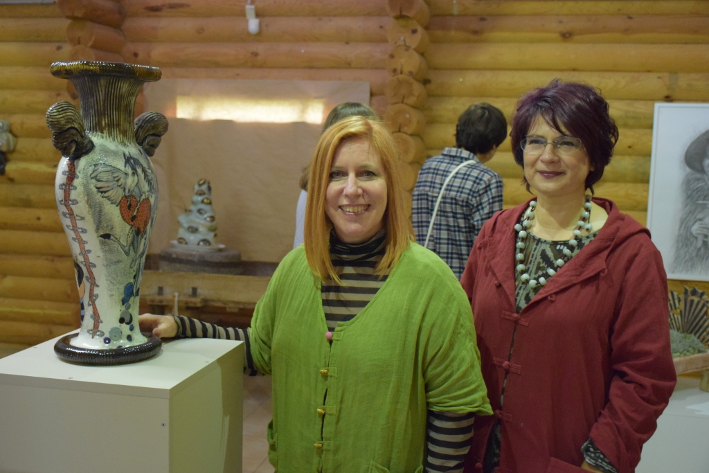 Izstādes atklāšanā. Mākslinieces Melisa Bradena (no kreisās) un Inguna Skuja.
Autors: Imants Kaziļuns