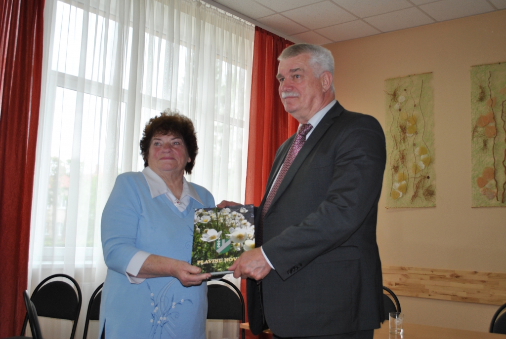 LABA SADARBĪBA. Aiviekstes pagasta senioru biedrības “Ābeļziedi” vadītāja Anna Jukša dāvināja Andrim Siliņam grāmatu par Pļaviņu novadu.
Autors: Sandra Pumpure