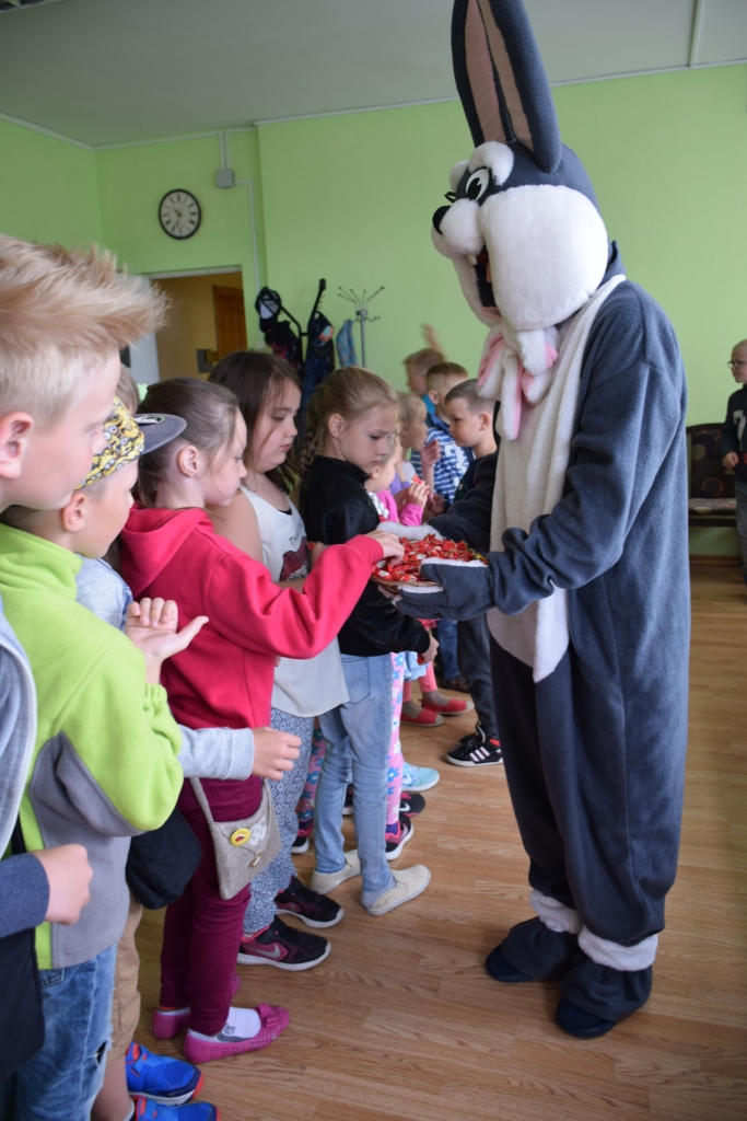 Iepazīšanās. Pirmajā vasaras nodarbību dienā bērni iepazinās viens ar otru, ar pasākumu norises kārtību un cienājās ar konfektēm.
Autors: Guna Skaistkalne