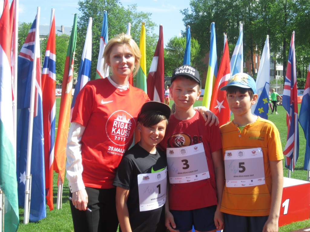 Ineta Radēviča, Latvijas Vieglatlētikas savienības prezidente, kopā ar Valērija Veļčinska audzēkņiem Adrianu Veļčinski (pirmais no kreisās), Armandu Cini un Eduardu Soroku.
Autors: no Aizkraukles novada sporta skolas