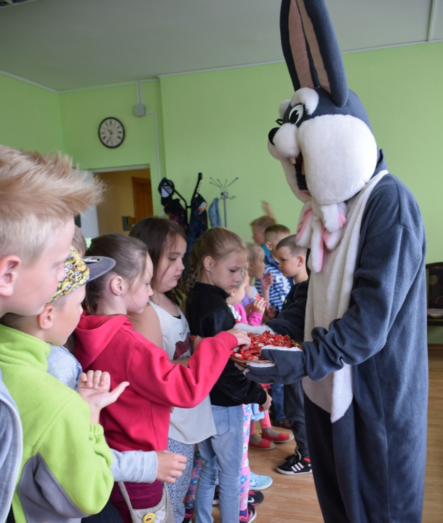 Iepazīšanās. Pirmajā vasaras nodarbību dienā bērni iepazinās viens ar otru, ar pasākumu norises kārtību un cienājās ar konfektēm.
Autors: Guna Skaistkalne