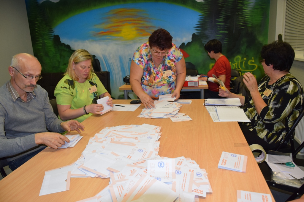 Aizkraukles novada sporta centra iecirkņa vēlēšanu komisija skaita aploksnes.
Autors: Guna Mikasenoka