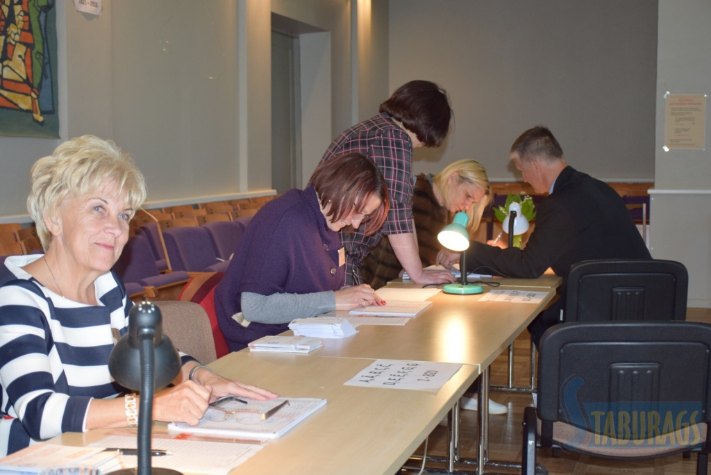 Skrīveru vēlēšanu komisijā.
Autors: Imants Kaziļuns