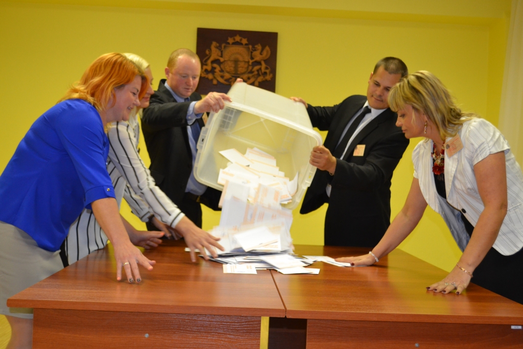 SVARĪGS BRĪDIS. Vēlēšanu urnu atver Seces pagasta vēlēšanu komisijas pārstāvji Kristīne Tišlere (no kreisās), Kristīne Vīksna, Andris Bartkevičs, Mārtiņš Liepa un Elita Stugle.
Autors: Elita Brovacka