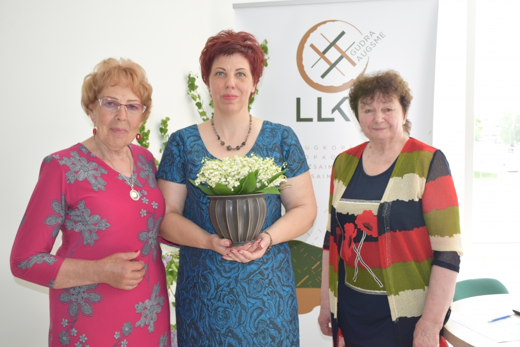 Sava darba entuziastes. LLKC Aizkraukles biroja vadītājas Rita Reisa (no kreisās),  Kristīne Bloka un Regīna Ināra Grīnblate.
Autors: Imants Kaziļuns